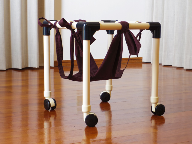 猫用歩行器の作り方 リハビリ用車椅子 ひとりで歩行練習ができるリハビリ用歩行器 ケガをしたペットのために