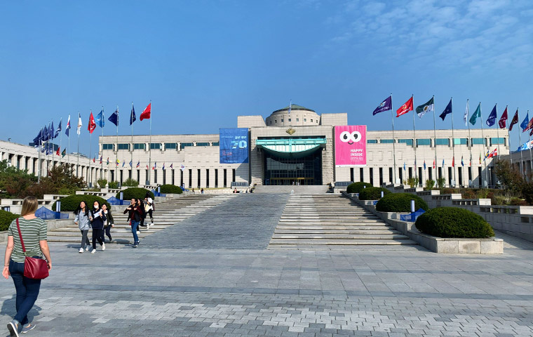 正面の広場にある旗は朝鮮戦争時に韓国に早く来た順番