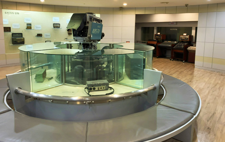 KBS On 5階はラジオ制作現場や昔の放送機材を展示しているスペース。