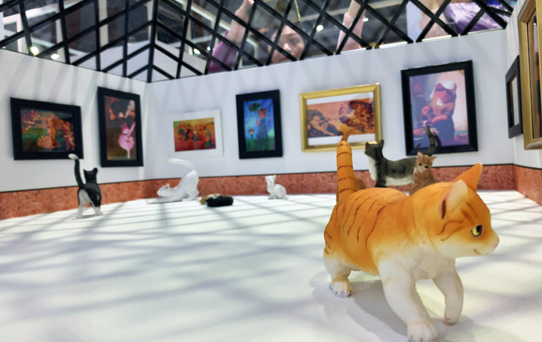 シュー・ヤマモトのCAT ART - CATART展を観にきた？猫たちのミニチュア。